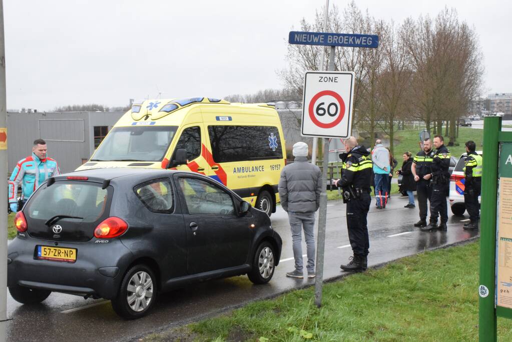 Twee auto's botsen op kruising