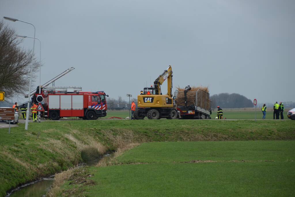 Twee doden bij ernstig ongeluk tussen auto en vrachtwagen