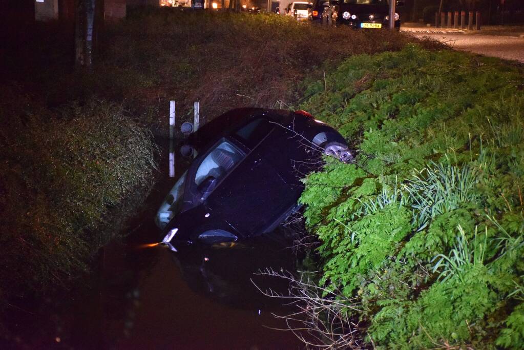 Auto belandt in de sloot bij eenzijdig ongeval