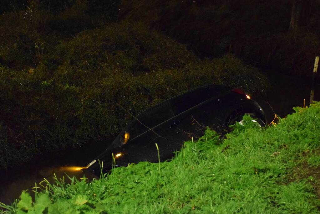 Auto belandt in de sloot bij eenzijdig ongeval