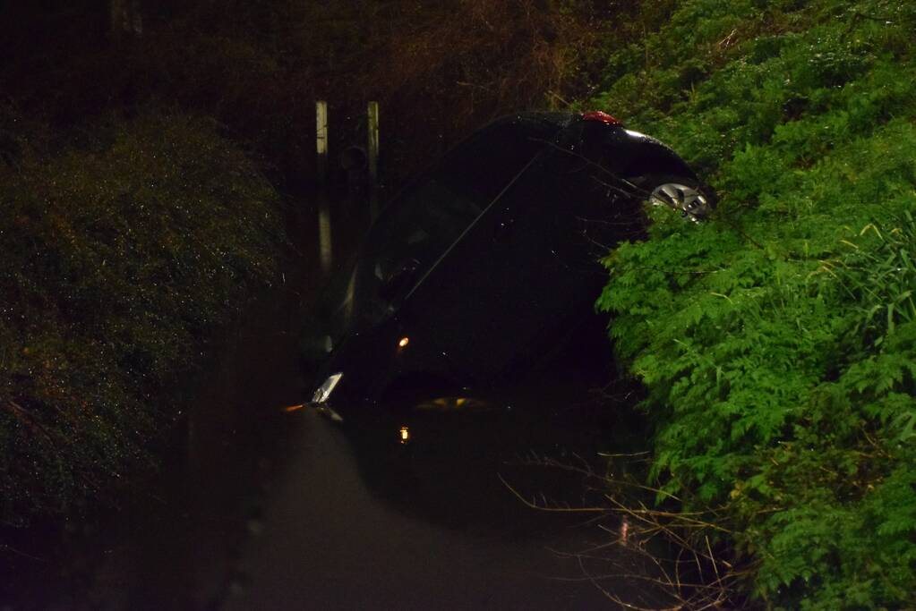Auto belandt in de sloot bij eenzijdig ongeval