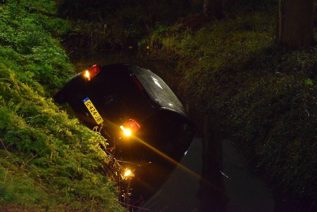 Auto belandt in de sloot bij eenzijdig ongeval