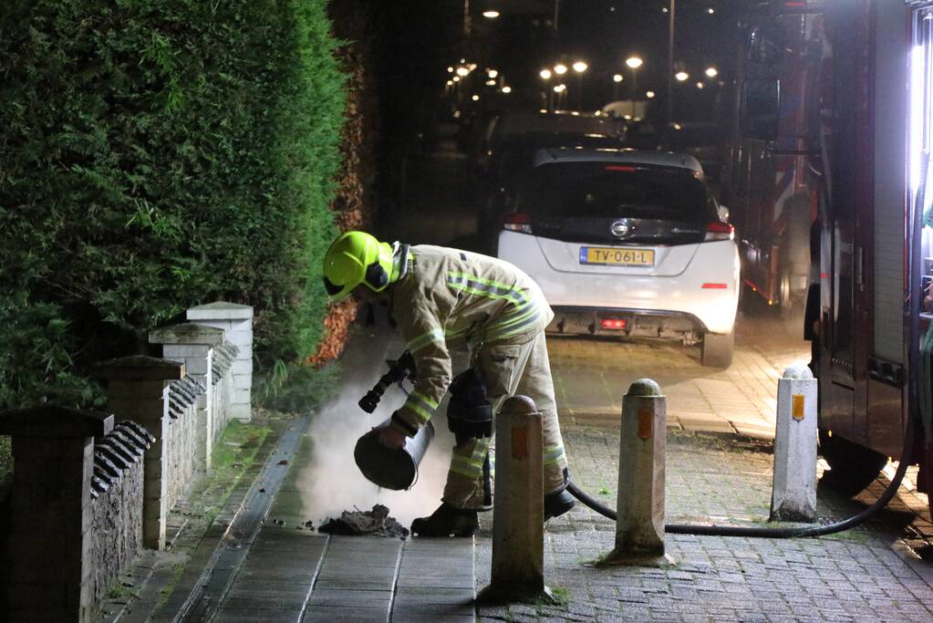 Vlammen slaan uit schoorsteen van woning