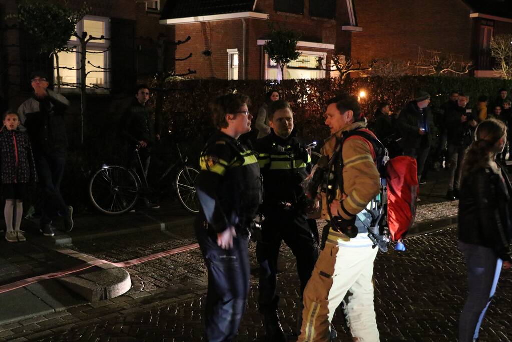 Vlammen slaan uit schoorsteen van woning