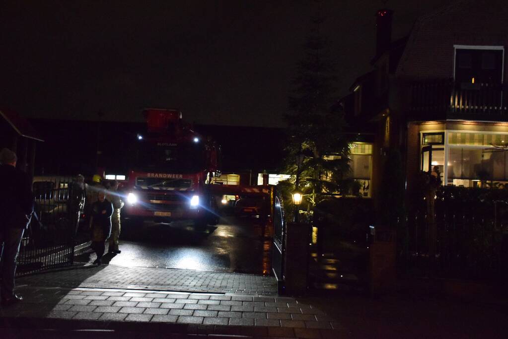 Vlammen slaan uit schoorsteen van woning