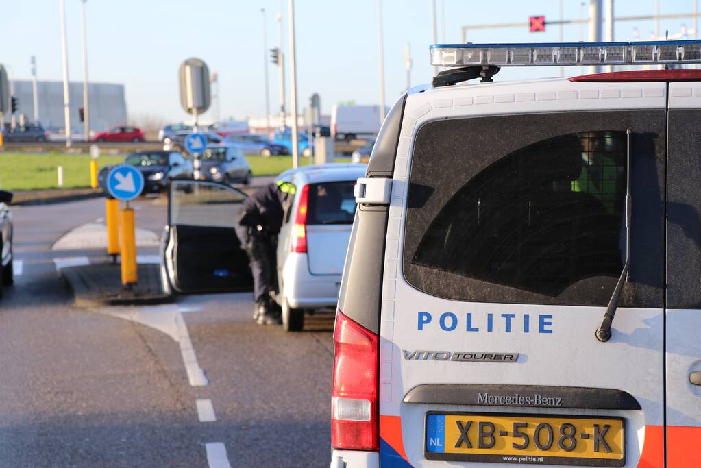 Automobiliste gewond bij aanrijding voor stoplicht