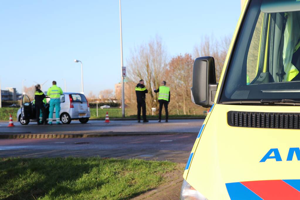 Automobiliste gewond bij aanrijding voor stoplicht