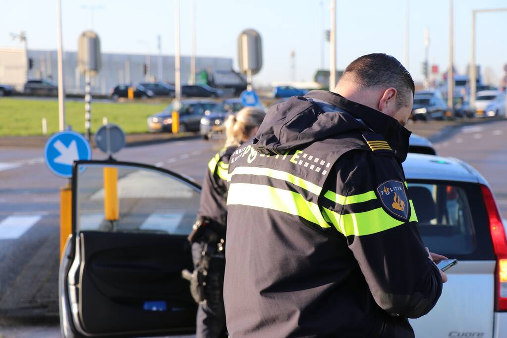 Automobiliste gewond bij aanrijding voor stoplicht