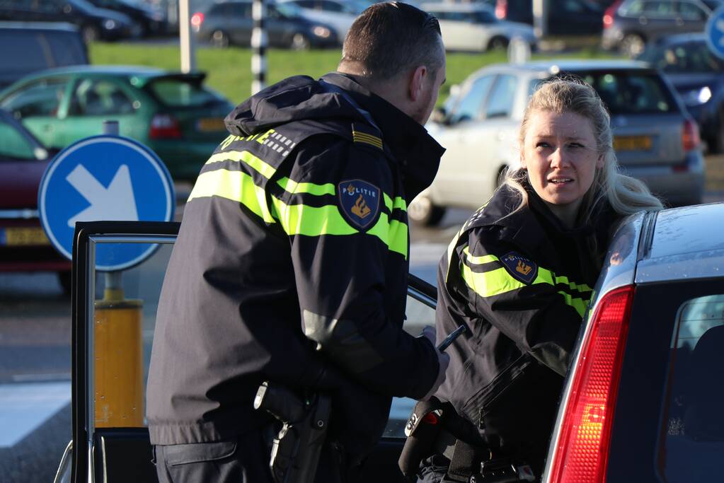 Automobiliste gewond bij aanrijding voor stoplicht
