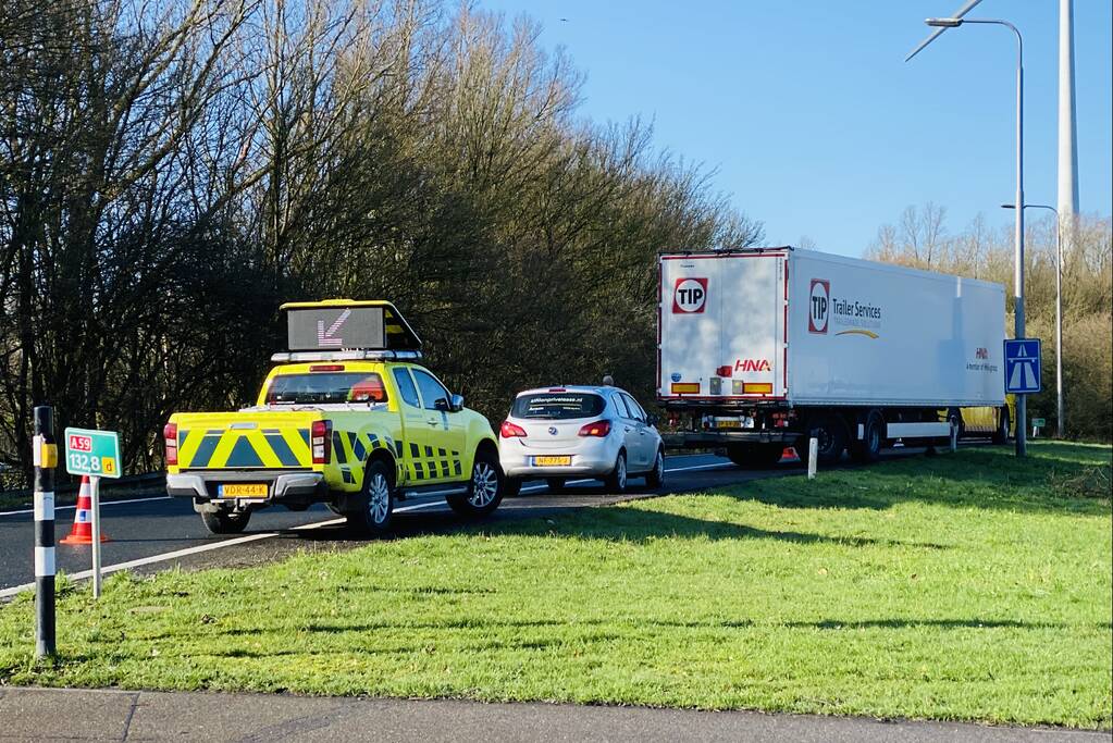 A59 dicht nadat vrachtwagen oplegger verliest