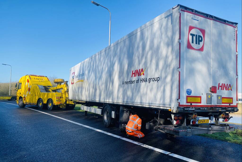 A59 dicht nadat vrachtwagen oplegger verliest