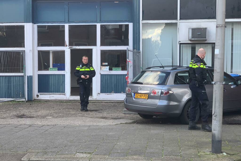 Politie doet inval in oude timmerfabriek