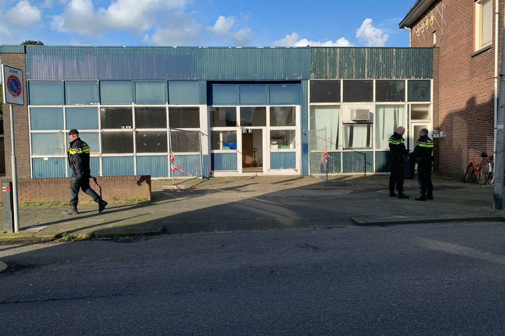 Politie doet inval in oude timmerfabriek