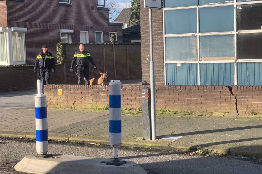 Politie doet inval in oude timmerfabriek