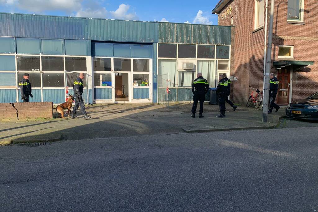 Politie doet inval in oude timmerfabriek