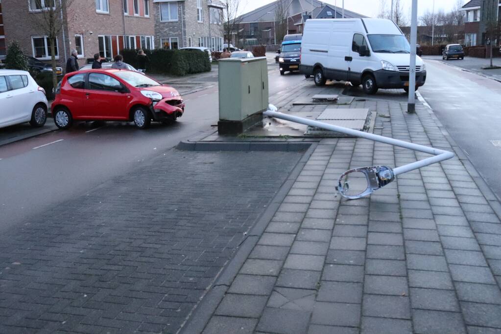 Auto botst op lantaarnpaal