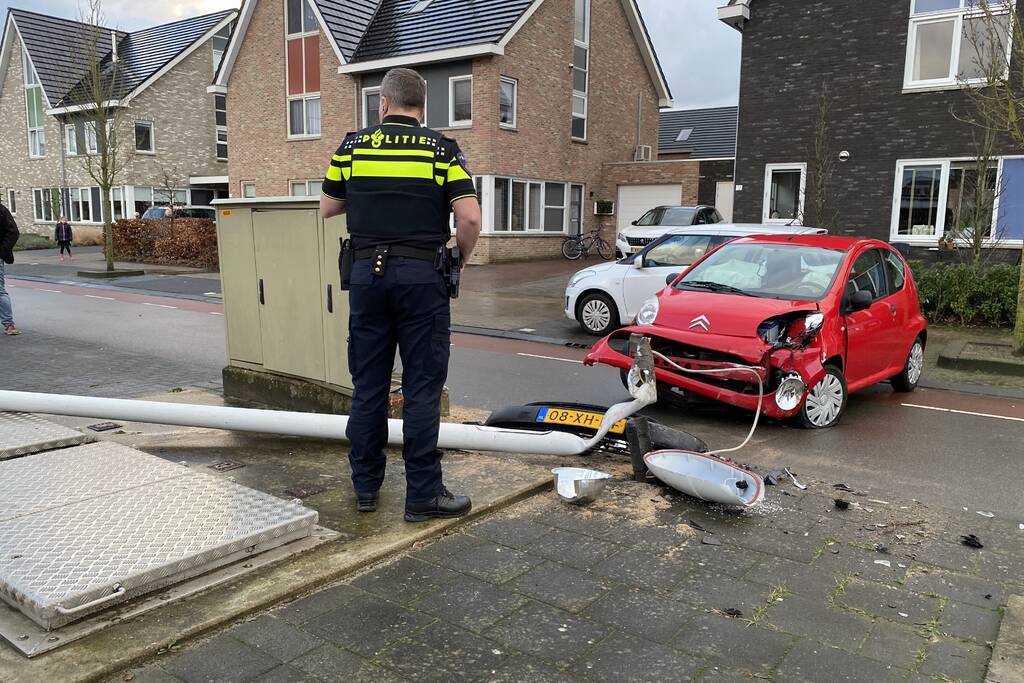 Auto botst op lantaarnpaal