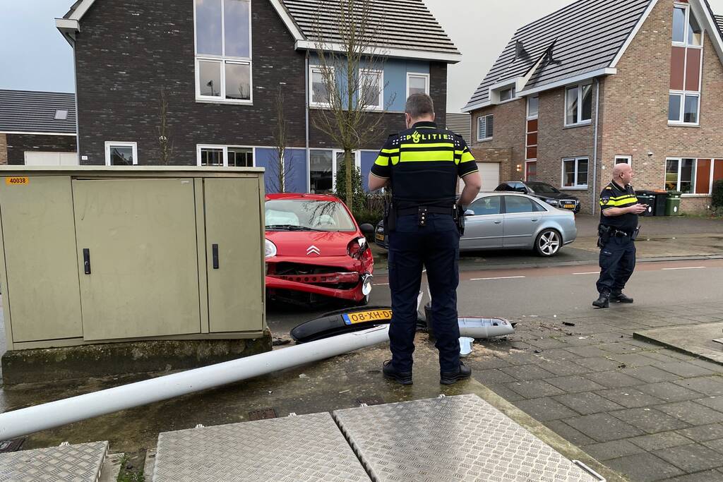 Auto botst op lantaarnpaal