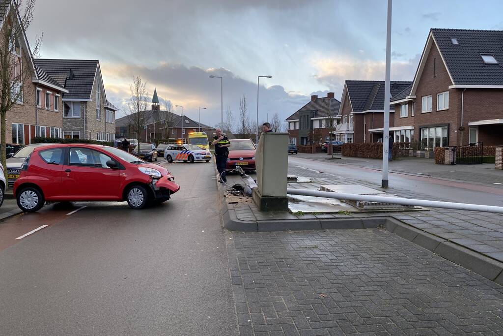 Auto botst op lantaarnpaal