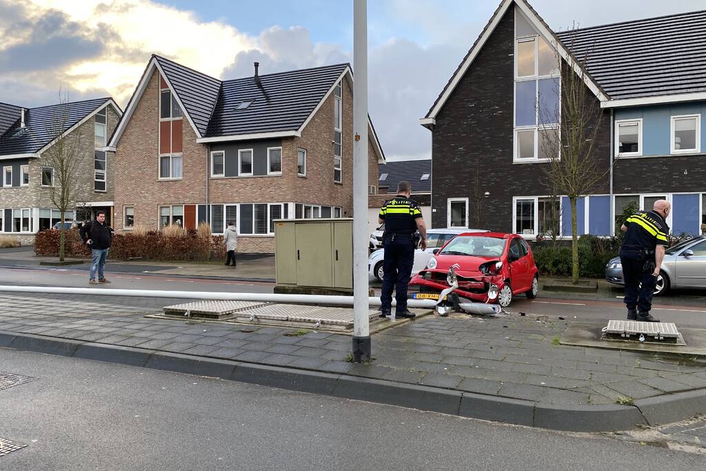 Auto botst op lantaarnpaal