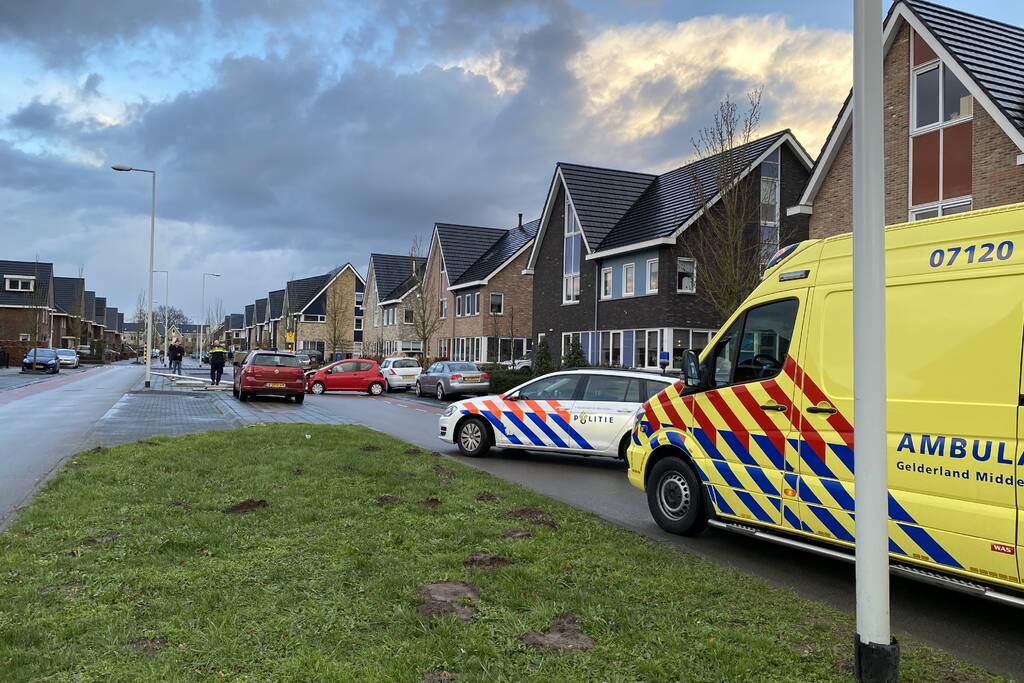 Auto botst op lantaarnpaal
