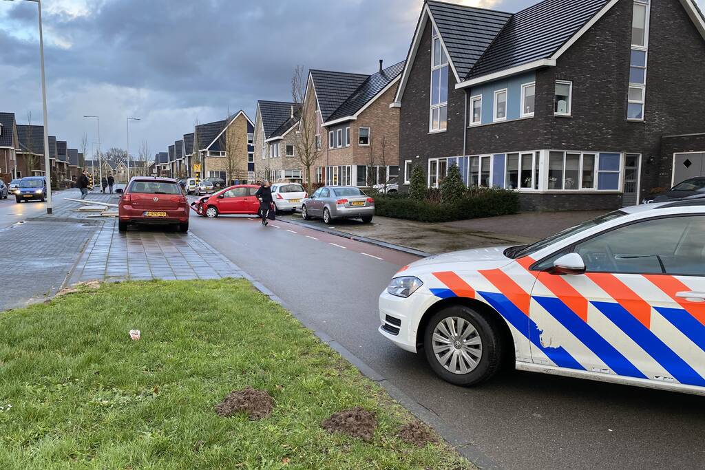 Auto botst op lantaarnpaal