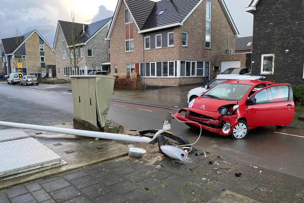 Auto botst op lantaarnpaal