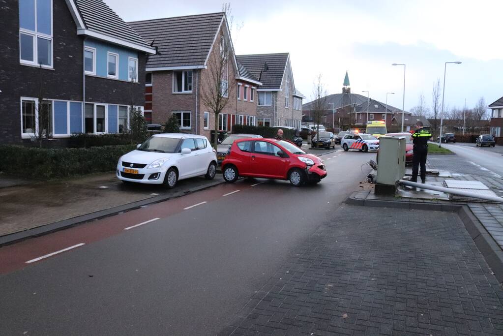 Auto botst op lantaarnpaal