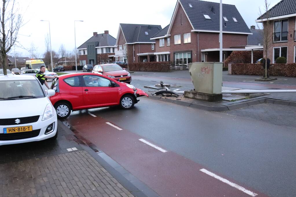 Auto botst op lantaarnpaal