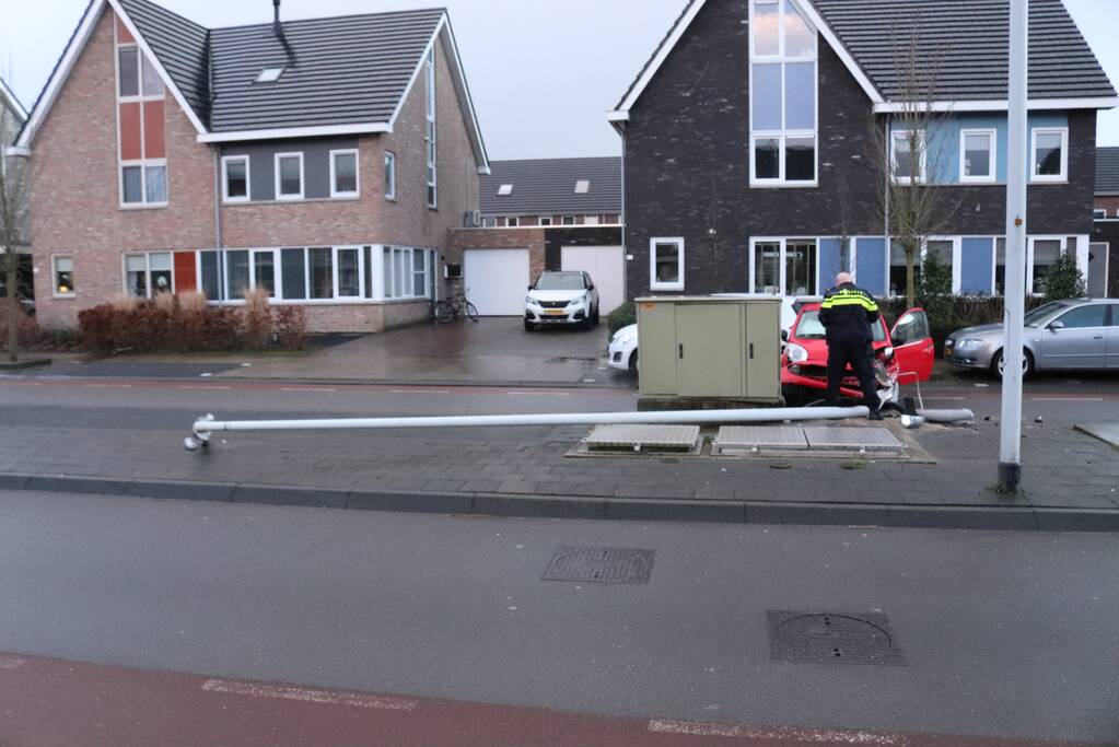 Auto botst op lantaarnpaal