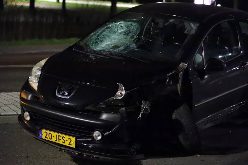 Auto ramt lantaarnpaal op rotonde