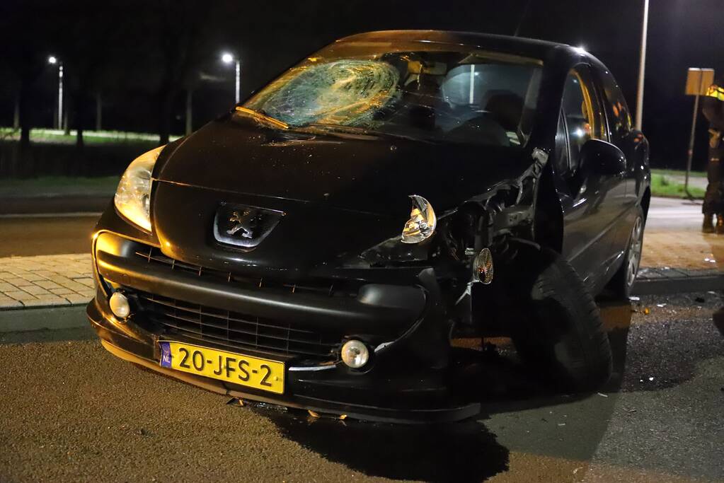 Auto ramt lantaarnpaal op rotonde