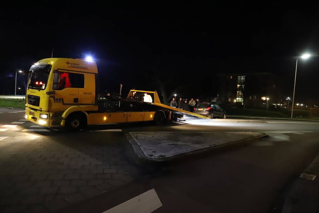 Auto ramt lantaarnpaal op rotonde