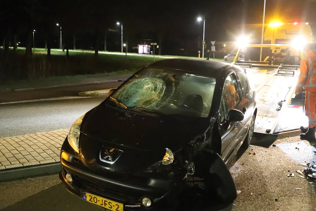 Auto ramt lantaarnpaal op rotonde