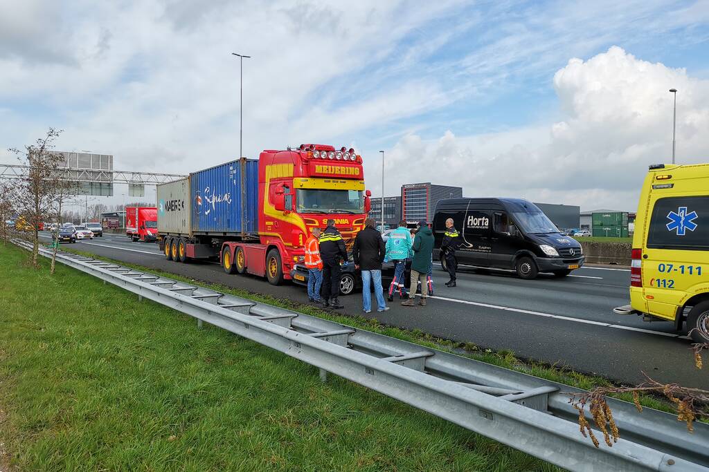 Vrachtwagen en personenwagen botsen op snelweg