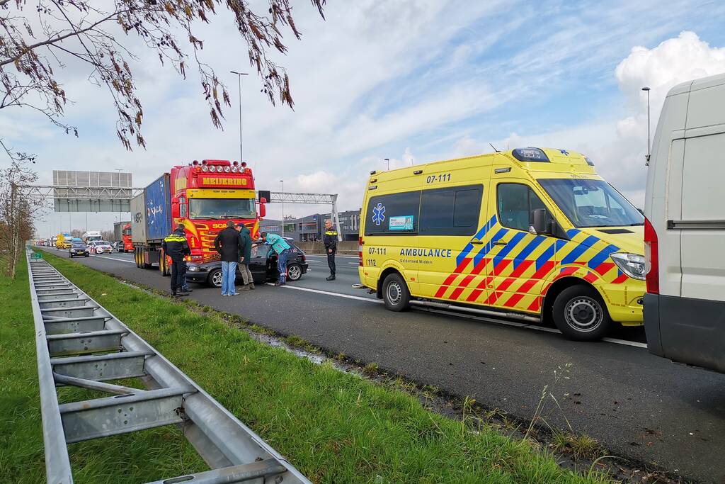 Vrachtwagen en personenwagen botsen op snelweg