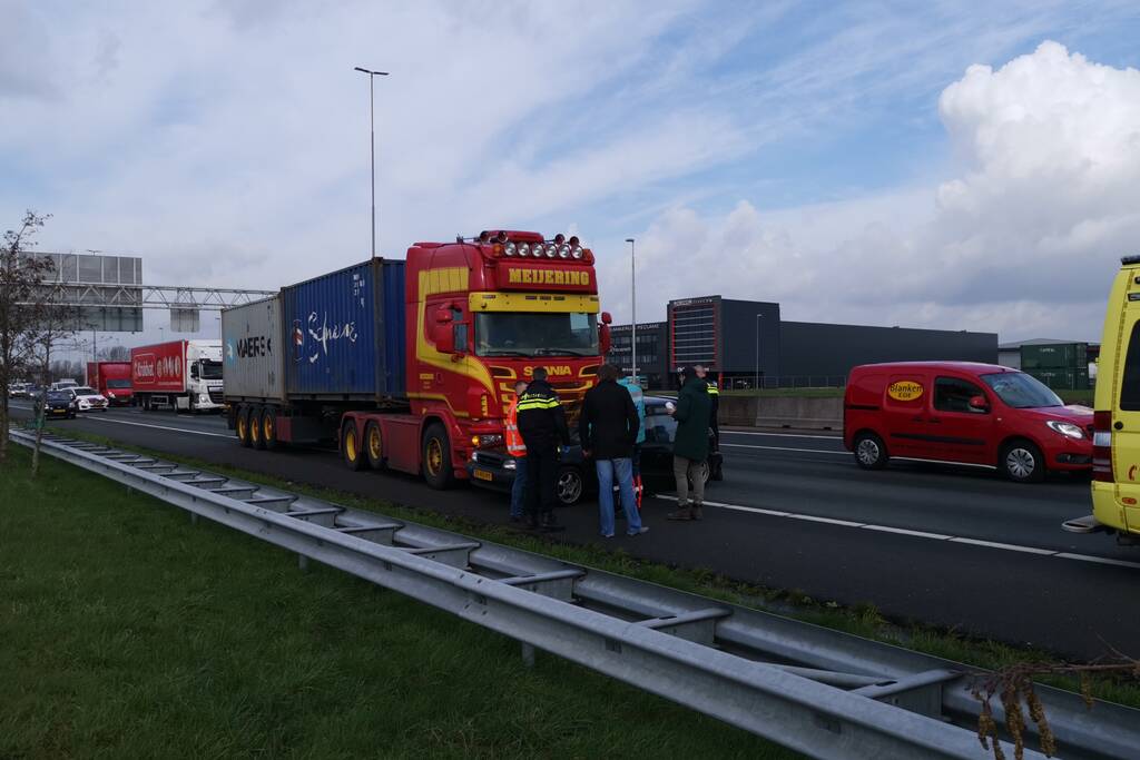 Vrachtwagen en personenwagen botsen op snelweg