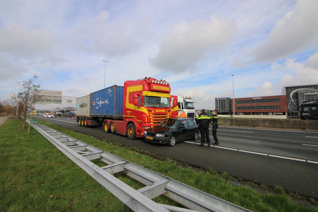 Vrachtwagen en personenwagen botsen op snelweg