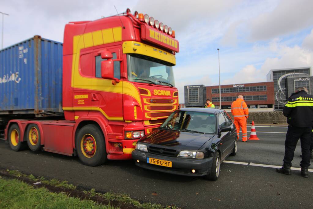 Vrachtwagen en personenwagen botsen op snelweg