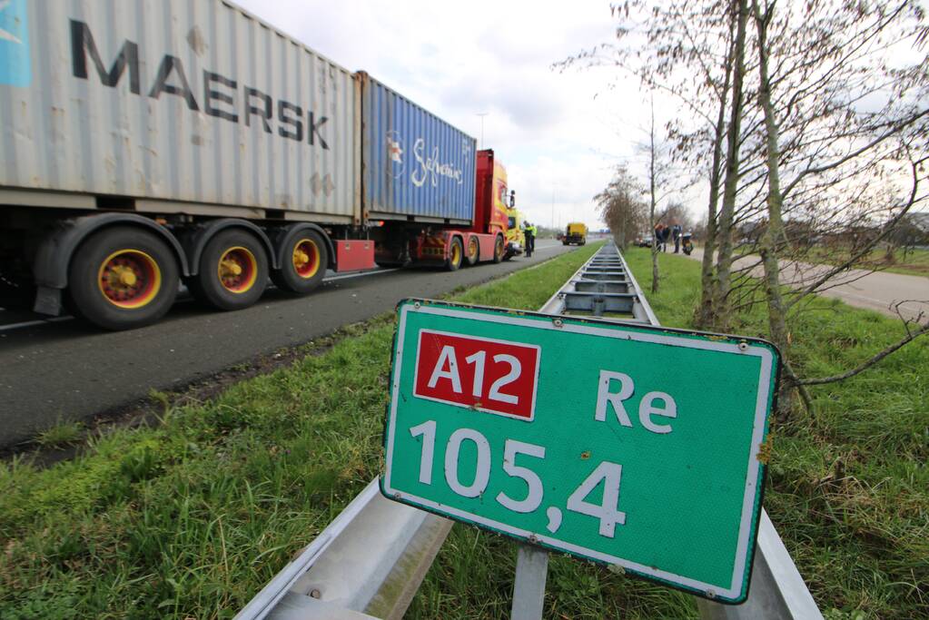 Vrachtwagen en personenwagen botsen op snelweg
