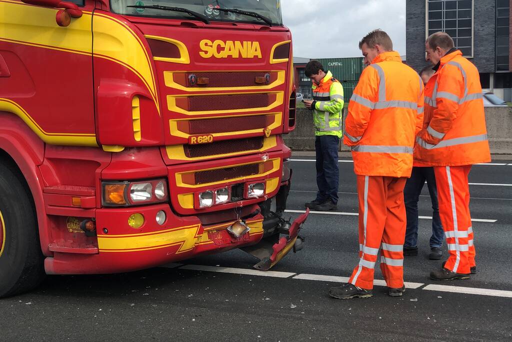 Vrachtwagen en personenwagen botsen op snelweg