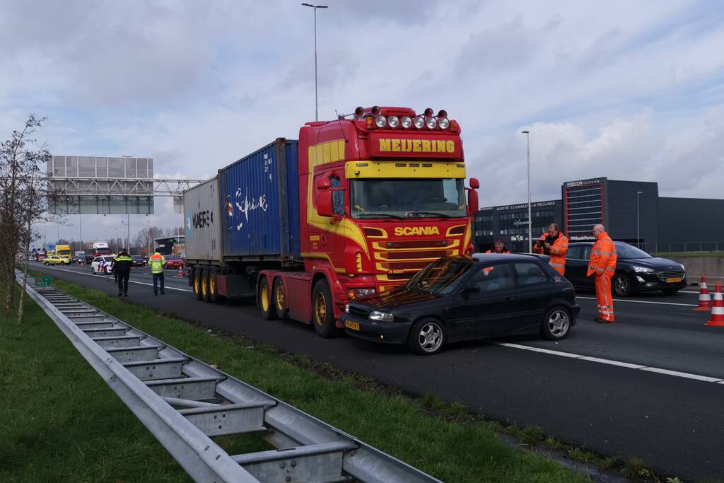 Vrachtwagen en personenwagen botsen op snelweg