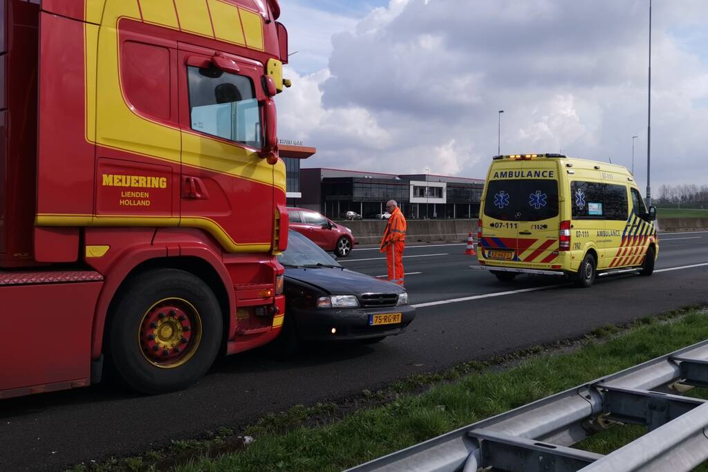 Vrachtwagen en personenwagen botsen op snelweg