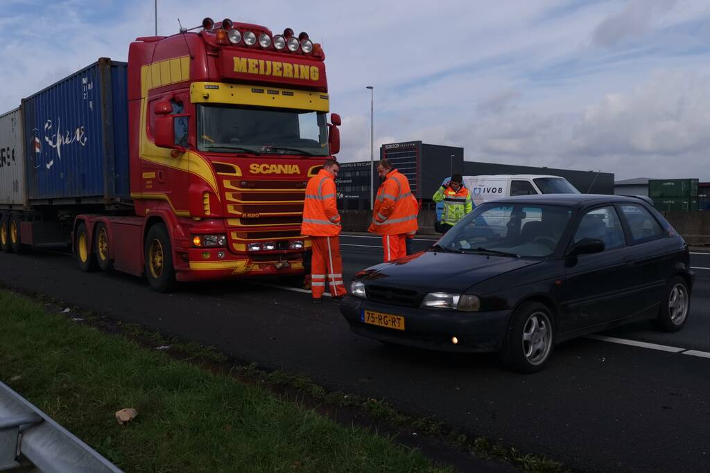 Vrachtwagen en personenwagen botsen op snelweg