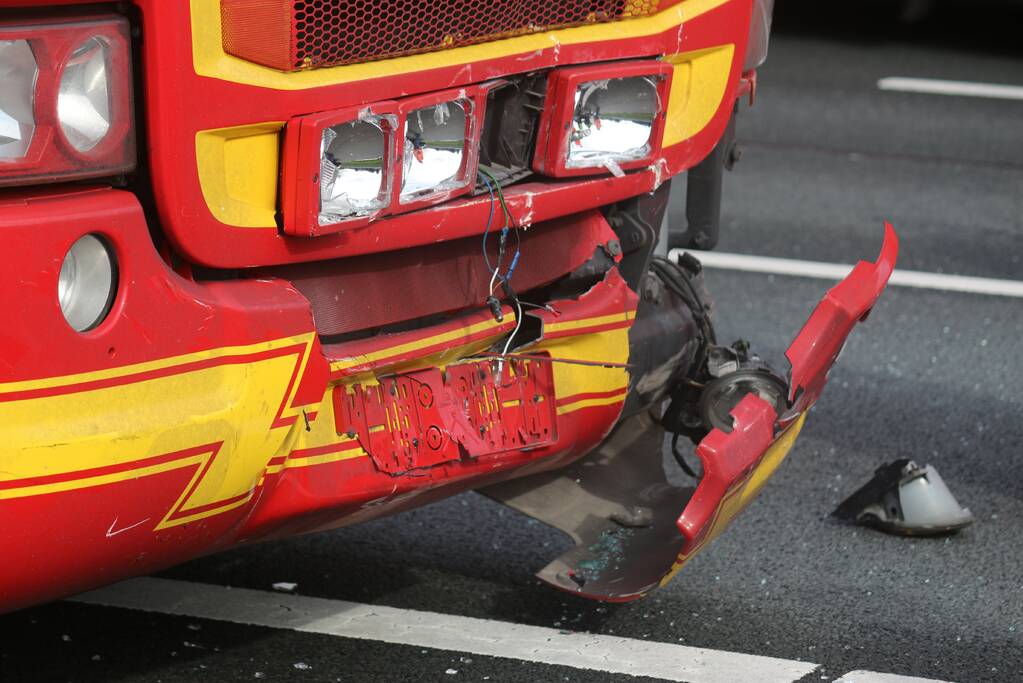 Vrachtwagen en personenwagen botsen op snelweg