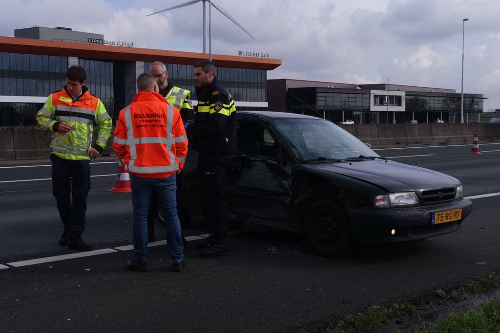 Vrachtwagen en personenwagen botsen op snelweg