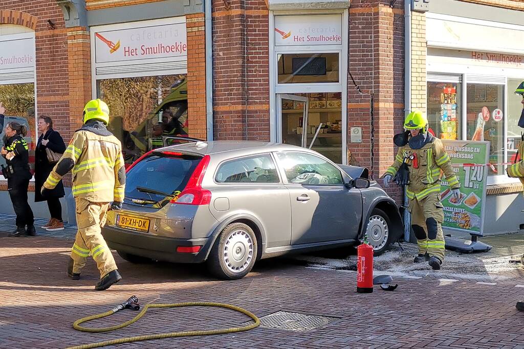 Auto knalt tegen pand Cafetaria 't Smulhoekje