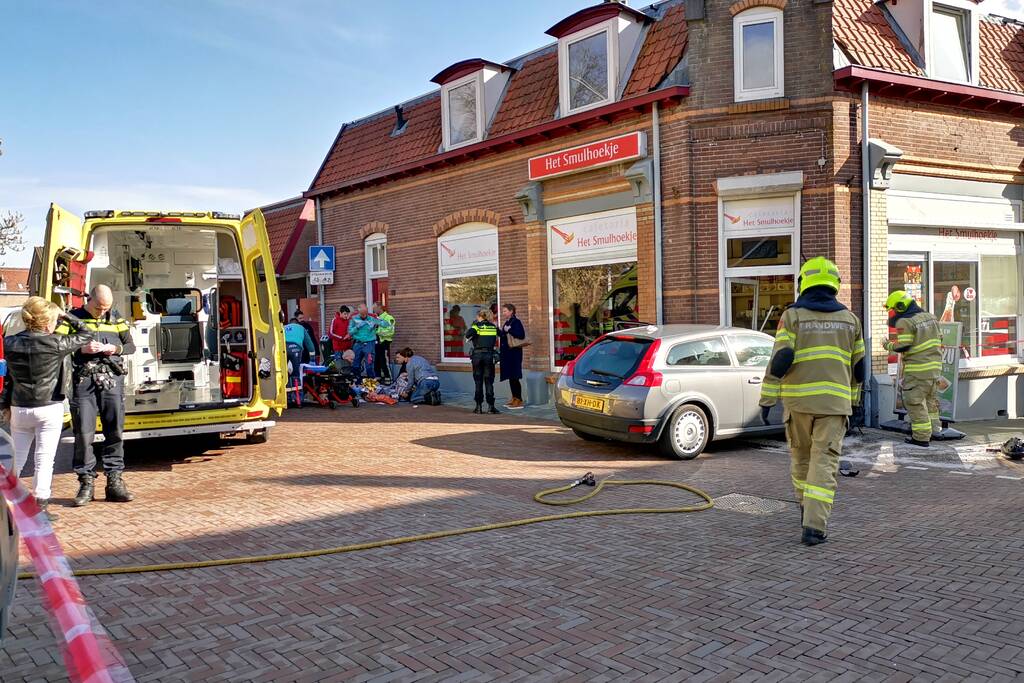 Auto knalt tegen pand Cafetaria 't Smulhoekje