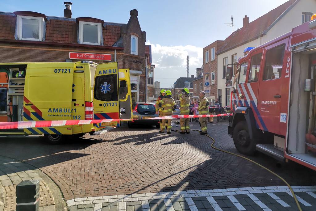 Auto knalt tegen pand Cafetaria 't Smulhoekje