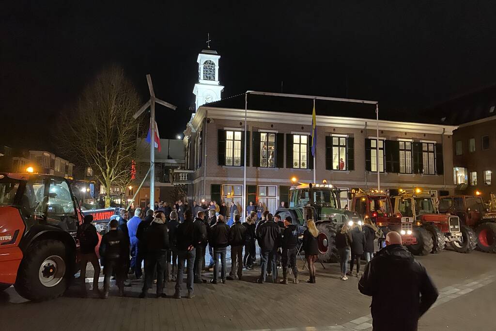Vele boeren protesteren bij gemeentehuis voor debat windturbines